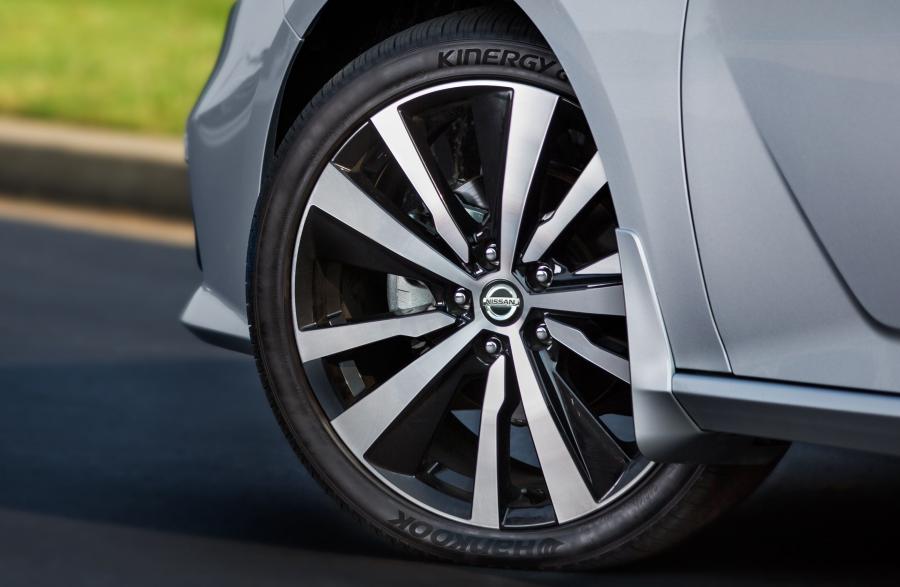 Колеса Nissan Altima SR 2018 года  (фото 12 из 19)